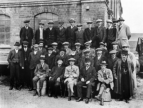 Dewing & Kersley workers posing c.1915