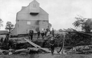 Remains of the old bridge near the gable end after the flood in August 1912