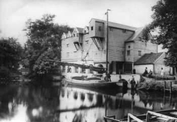 c.1902 with an unloaded wherry