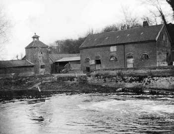 The dovecote with the cowshed and stable block in 1940