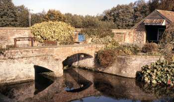 Left hand arch half bricked in October 1982 